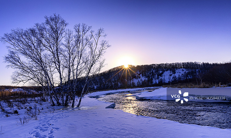 春归哈拉哈河图片素材