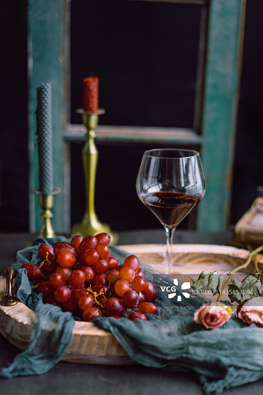 葡萄酒红酒佐以葡萄西餐摆盘图片素材