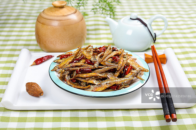 香辣美味特色菜香酥油炸小鱼干图片素材
