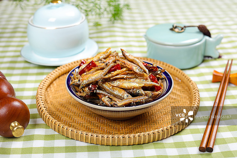 香辣美味特色菜香酥油炸小鱼干图片素材