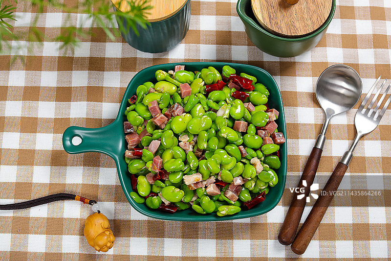 家常小炒菜肴蚕豆仁炒腊肉丁图片素材