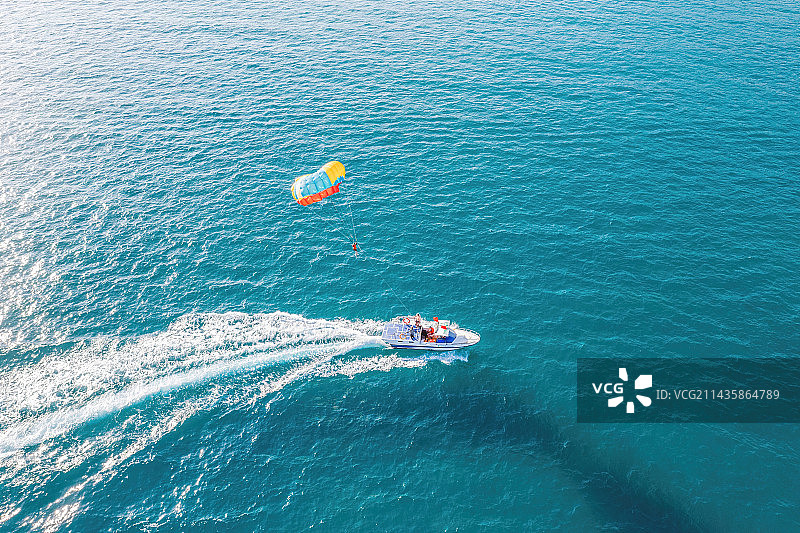 三亚海上运动快艇彩虹拖伞 海上高空拖曳伞图片素材
