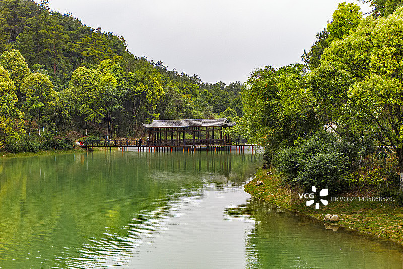 中国贵州贵阳市花溪桐木岭贵州省委党校三思湖风光图片素材