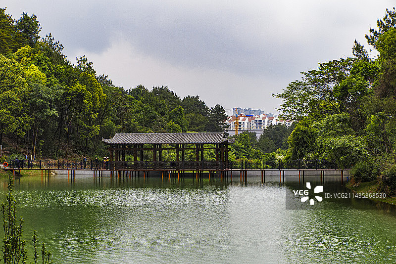 中国贵州贵阳市花溪桐木岭贵州省委党校三思湖风光图片素材