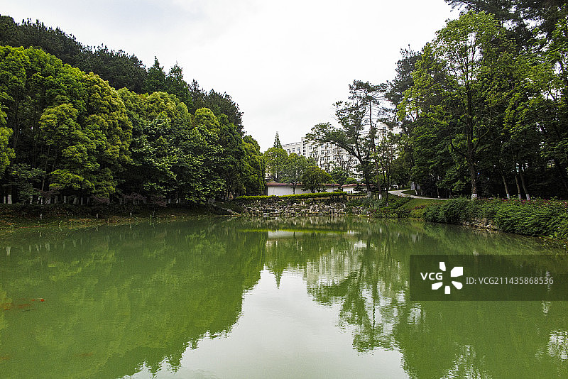 中国贵州贵阳市花溪桐木岭贵州省委党校三思湖风光图片素材