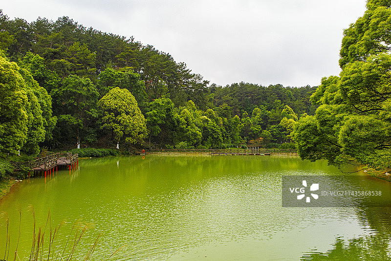 中国贵州贵阳市花溪桐木岭贵州省委党校三思湖风光图片素材