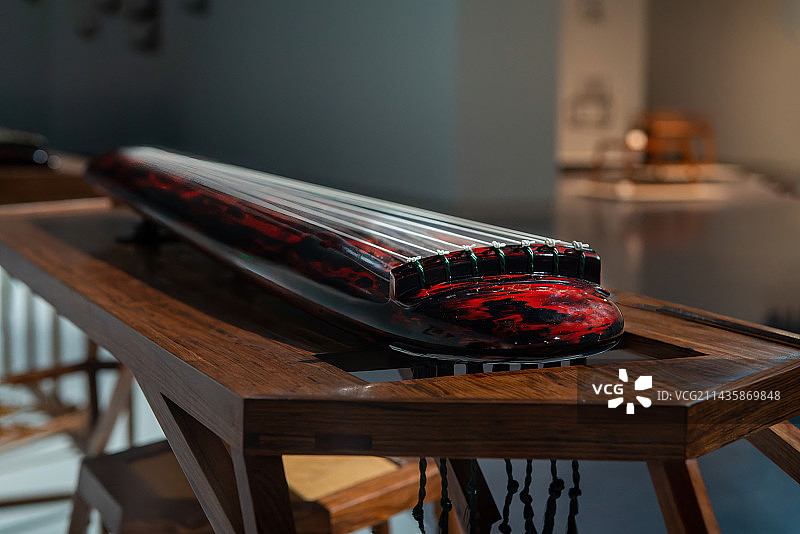 放置在红木架上的古琴图片素材