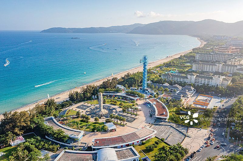 航拍三亚亚龙湾国家旅游度假区中心广场高空蹦极跳台图片素材