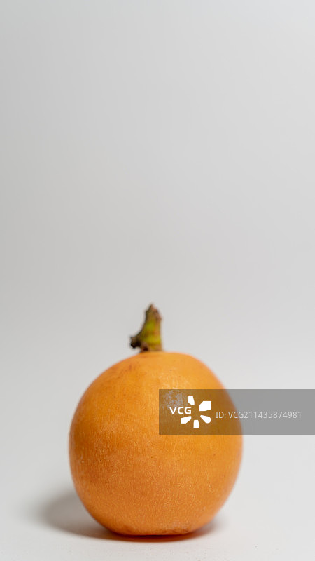 白色背景下的健康饮食美食水果枇杷棚拍近景特写镜头图片素材