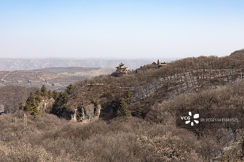 甘肃平凉崆峒山冬季风光枯黄树林和崎岖地貌图片素材