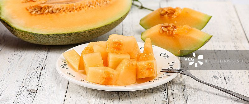 桌子上碟子里的哈密瓜块块图片素材