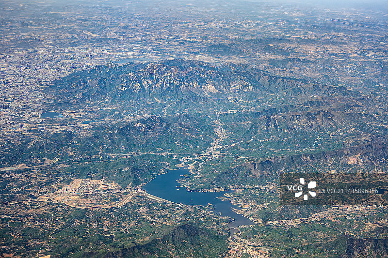 高空航拍初夏五岳至尊泰山图片素材