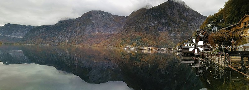 白雪皑皑的群山映衬下的小镇湖景图片素材