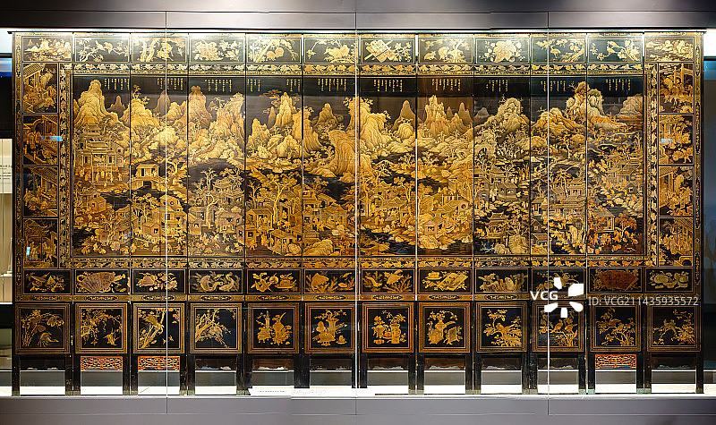 中国广州市广东省博物馆藏清代描金漆画豳风图大寿屏图片素材