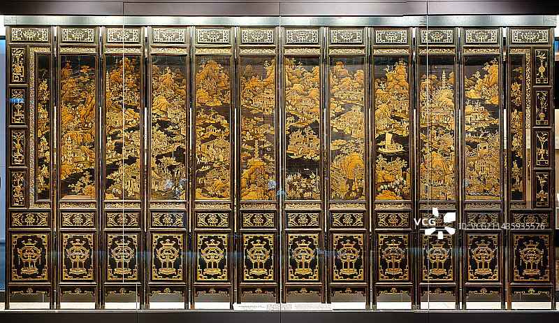 中国广州市广东省博物馆藏清代描金漆画西湖风景图大寿屏图片素材