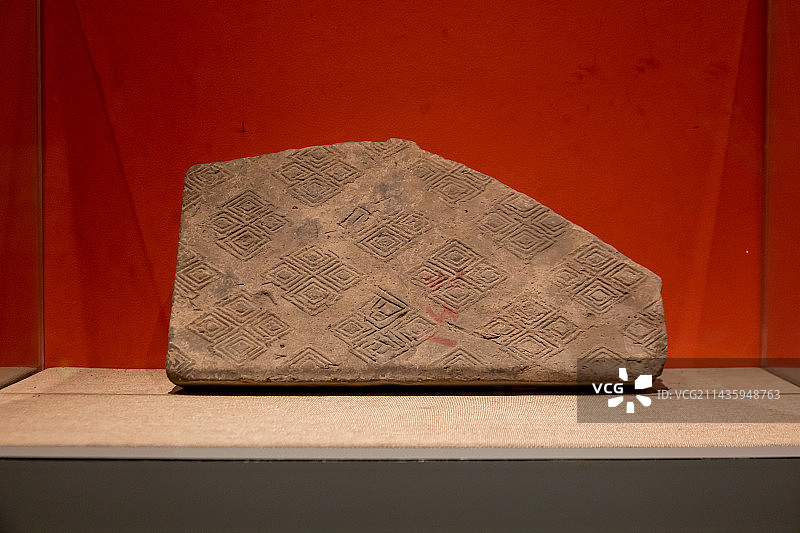 章丘区博物馆菱形纹陶铺地砖，汉，东平陵城出土图片素材