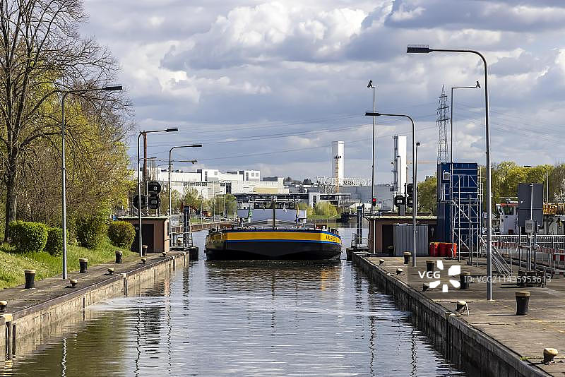 内卡河上的科亨多夫船闸,船只在此处升降八米。船闸室长110米,位于德国巴登-符腾堡州巴特弗里德里希斯哈尔图片素材