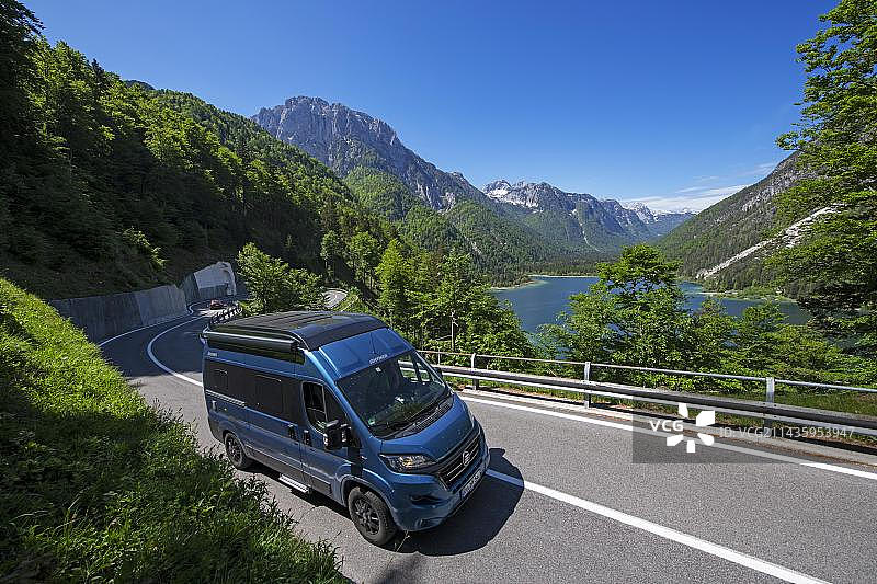 前往斯洛文尼亚的山口公路上的房车，位于意大利朱利安阿尔卑斯山图片素材