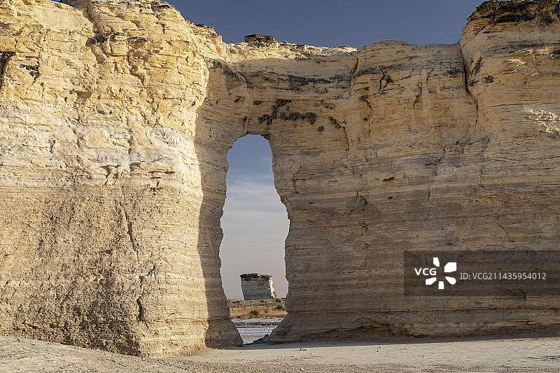 堪萨斯州奥克利附近的纪念碑岩，又称白垩金字塔，是堪萨斯州西部平原上的尼奥布拉拉白垩地层图片素材