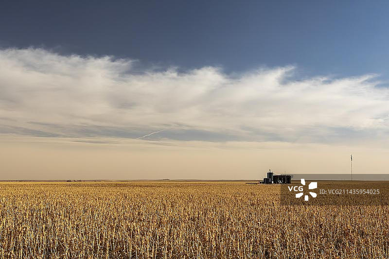 堪萨斯州奥克利农场的储油罐图片素材