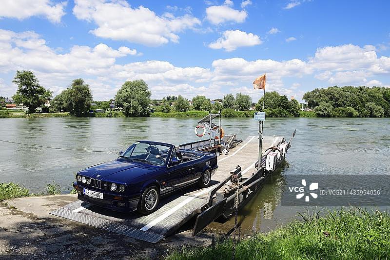 德国巴伐利亚州多瑙河上的摇摆渡轮图片素材