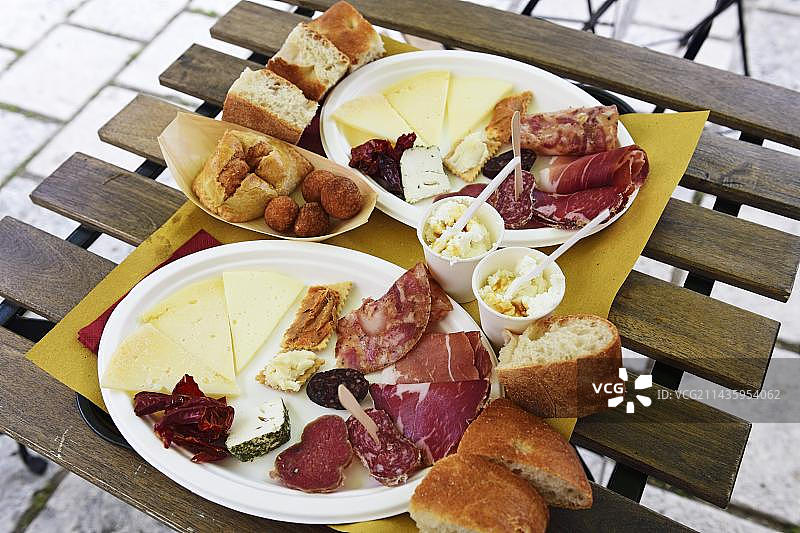 意大利阿布鲁佐 Campo Imperatore 的圣斯特凡诺迪塞萨尼奥意式开胃菜图片素材