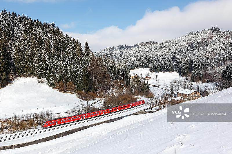 德国铁路DB庞巴迪运输RegioSwinger倾斜技术的区域列车，位于德国上斯陶芬的阿尔高巴伐利亚图片素材