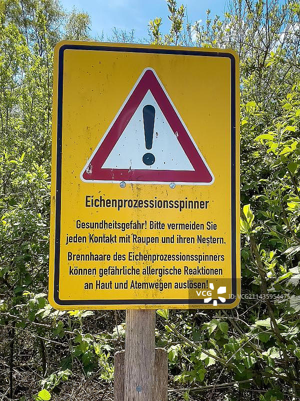 警告有关危险毛虫物种的警告标志，德国，欧洲图片素材