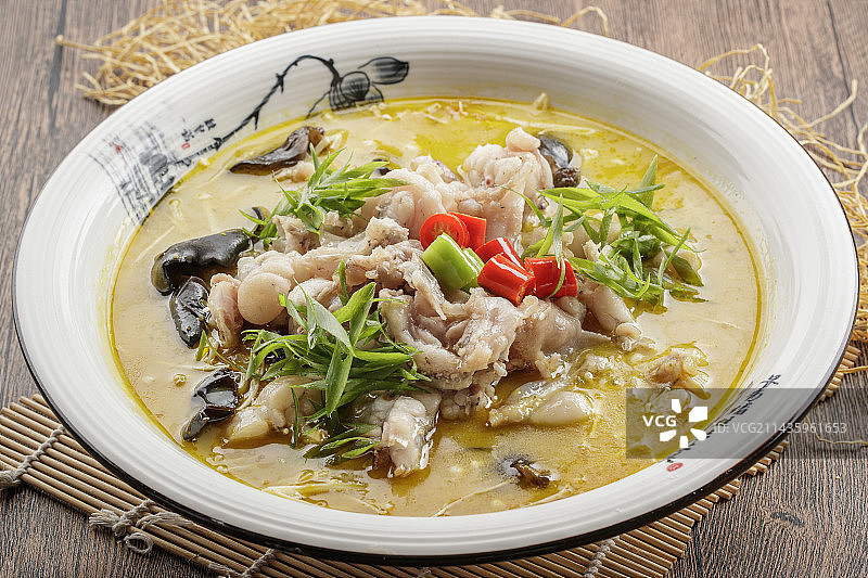 圆瓷盆装的酸汤香水牛蛙图片素材