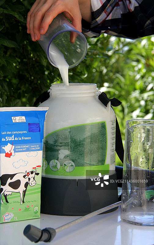 喷洒牛奶基粉末杀菌剂图片素材