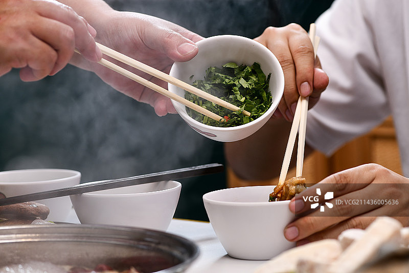 用筷子分配火锅料 红辣椒和香菜图片素材
