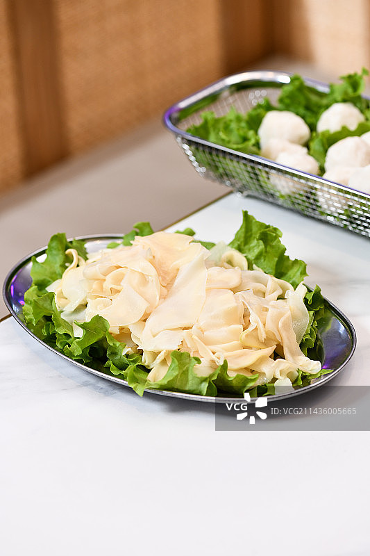 餐桌上的毛肚蔬菜特写镜头图片素材