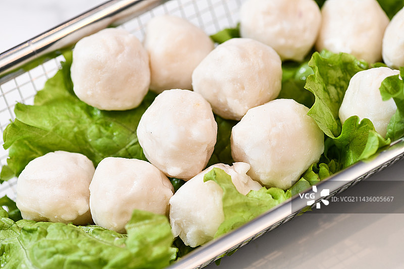 餐桌上的鱼丸蔬菜特写镜头图片素材