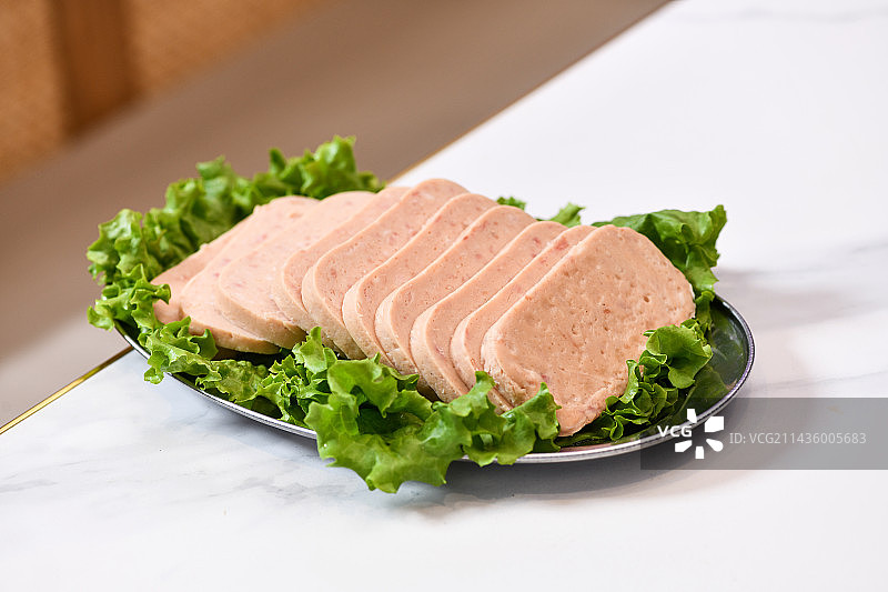 桌上盘子里午餐肉的特写镜头图片素材