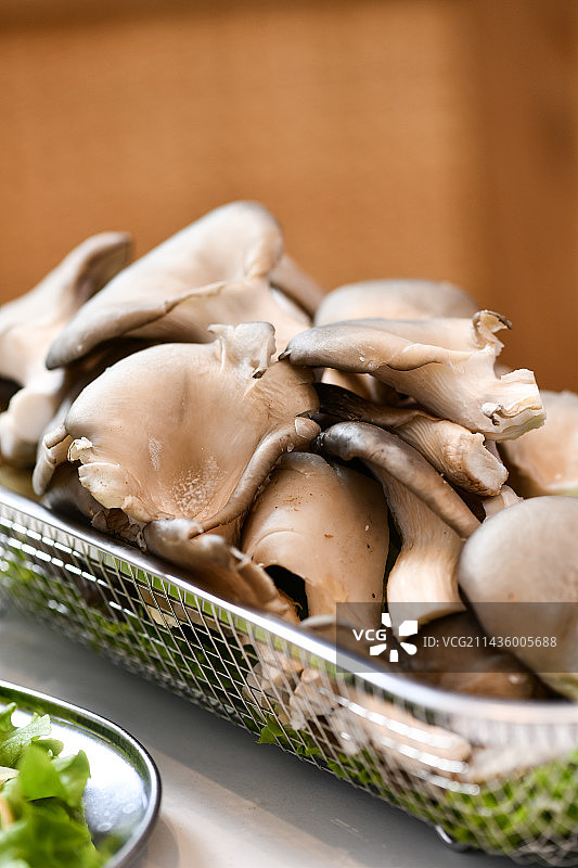 桌上盘子里的蘑菇特写镜头图片素材