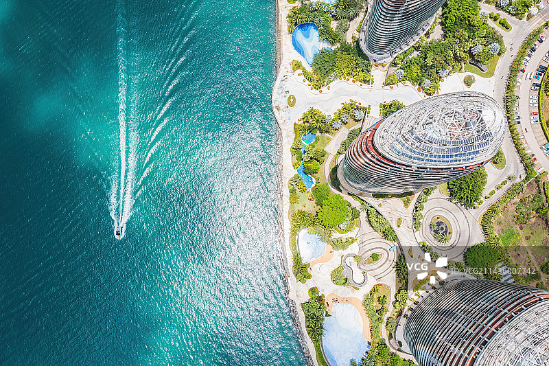 俯瞰航拍海南三亚三亚湾凤凰岛建筑和快艇图片素材