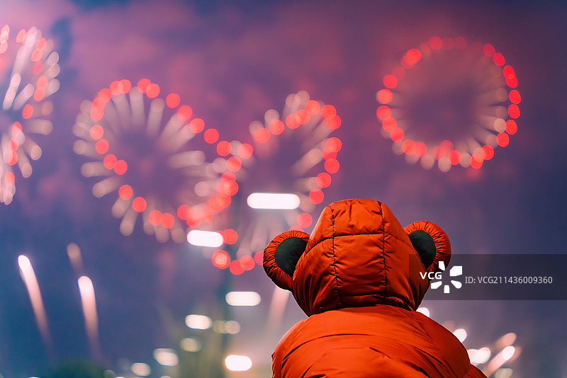 观看烟花的孩子图片素材
