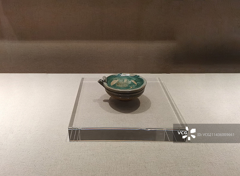 宋代邛窑绿釉瓷省油灯图片素材
