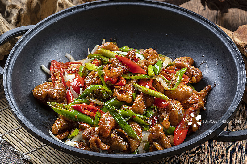 精美餐具装的干锅肥肠图片素材