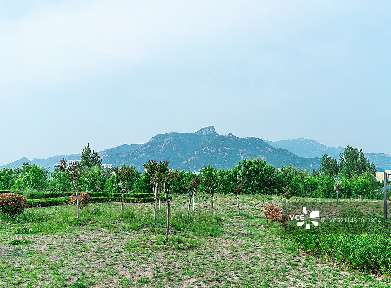 中国城市市风光拍摄主题，山东省泰安市泰山区，傲崃峰绿色山脉和蓝色的天空，户外白昼无人图像摄影图片素材