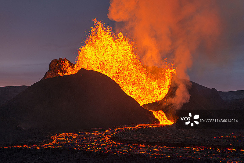 冰岛雷克雅内斯半岛法格拉达尔斯火山Geldingadalur地区的火山喷发图片素材