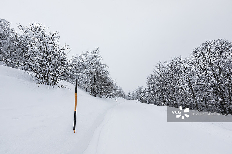 法国孚日山脉霍内克山脊雪路图片素材
