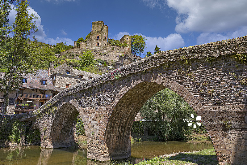 贝尔卡斯泰尔村：法国最美村庄之一，圣地亚哥-德孔波斯特拉之路上的古老驿站图片素材