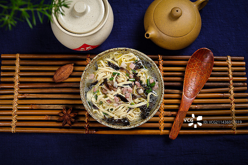 营养美味特色菜火腿肉丁煮千张丝图片素材