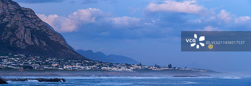 超级月亮从沃克湾升起。Hermanus。鲸鱼海岸。Overberg。西开普。南非图片素材