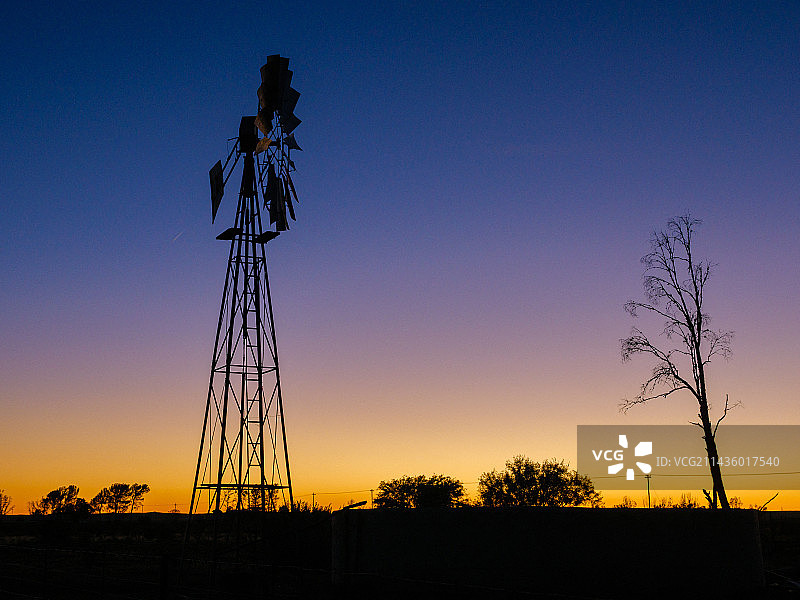 弗雷泽斯堡小镇美丽的黎明天空下的风车（风力水泵），南非北开普省图片素材