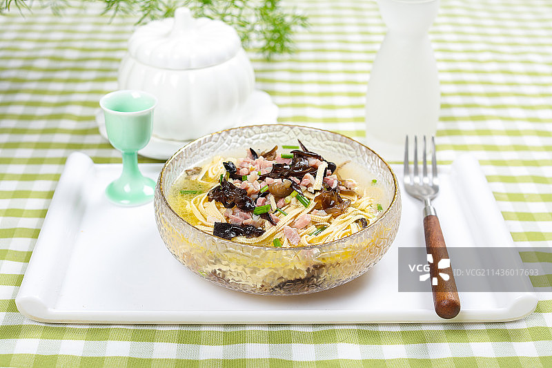 营养美味汤菜美食腊肉丁木耳煮干丝汤图片素材