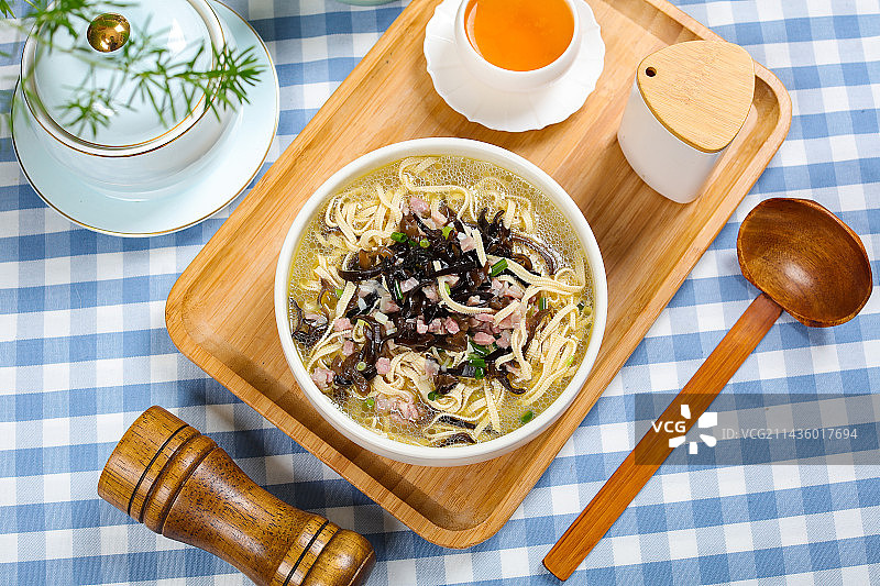 营养美味汤菜美食腊肉丁木耳煮干丝汤图片素材