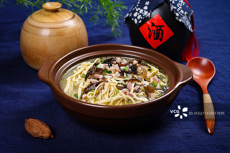 营养美味汤菜美食腊肉丁木耳煮干丝汤图片素材