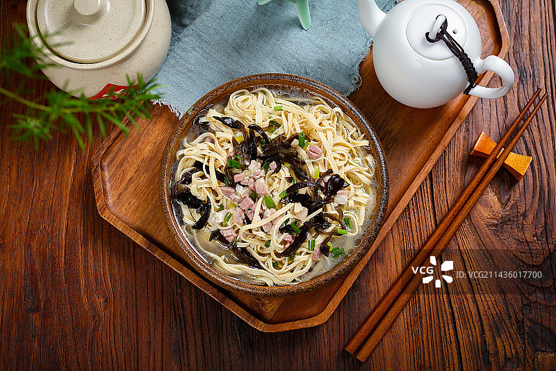 营养美味汤菜美食腊肉丁木耳煮干丝汤图片素材